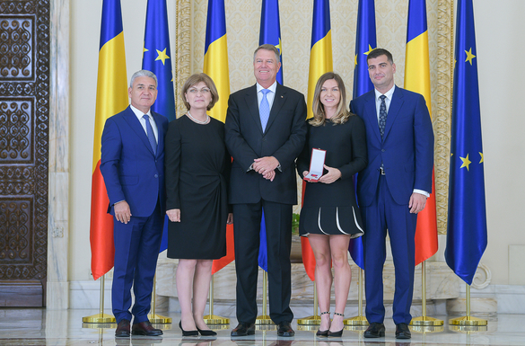 Simona Halep, la Palatul Cotroceni, împreună cu părinții și logodnicul Toni Iuruc, cu prilejul decorării de către președintele Iohannis