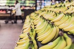 FOTO Carrefour ironizează în România vânzarea la Miami, cu 120.000 dolari, a unei banane lipită cu bandă adezivă