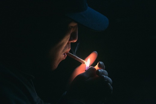 Numărul fumătorilor de sex masculin a scăzut pentru prima dată