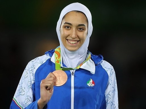 Singura sportivă iraniană medaliată la JO a părăsit Iranul. “Nu am mai vrut să fiu parte a ipocriziei, minciunilor, nedreptății și lingușirilor”