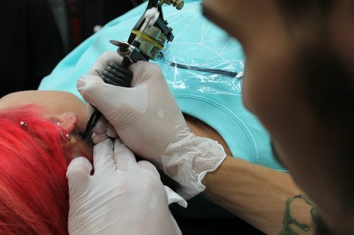 Comisia Europeană propune interzicerea substanțelor chimice periculoase din cerneala pentru tatuaje