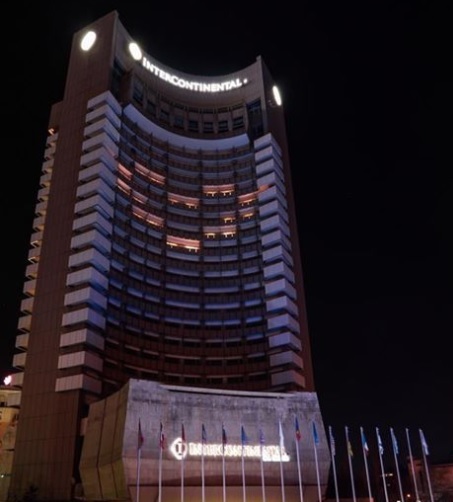 FOTO Mesaj în noapte al Hotelul InterContinental din București. Luminile camerelor - sub formă de inimă