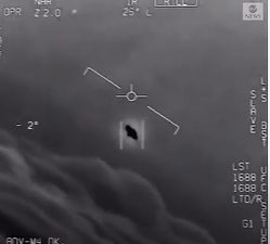 Pentagonul publică înregistrări ale piloților Marinei SUA în care ar apărea OZN-uri