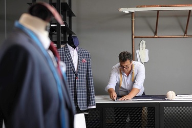 FOTO Cum știi dacă stai de vorbă cu un profesionist: 6 indicii ale croitoriei bespoke autentice