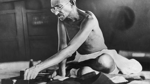 O pereche de ochelari care a aparținut lui Mahatma Gandhi, lăsată în cutia de scrisori a unei case de licitații, va fi scoasă la vânzare