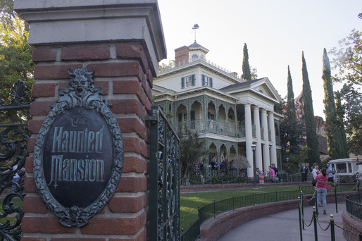 Disney pregătește un nou film „Haunted Mansion”, bazat pe cursa din parcul său de distracții