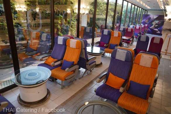 FOTO O cafenea amenajată într-un avion dezafectat din Thailanda oferă clienților posiblitatea de a se simți din nou ''pasageri''