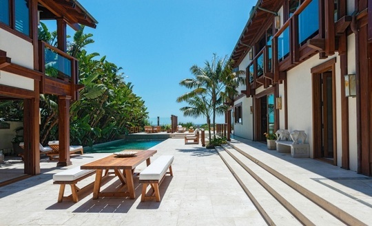 FOTO Pierce Brosnan vinde, pentru 100 de milioane de dolari, vila din Malibu construită în stil thailandez