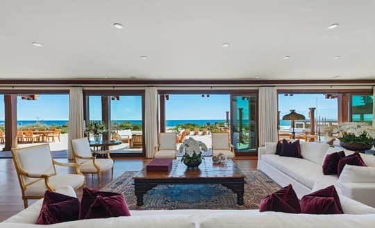 FOTO Pierce Brosnan vinde, pentru 100 de milioane de dolari, vila din Malibu construită în stil thailandez