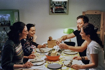 Șase din zece români participanți la un sondaj se așteaptă să cheltuiască mai puțini bani pentru sărbătorile de iarnă 