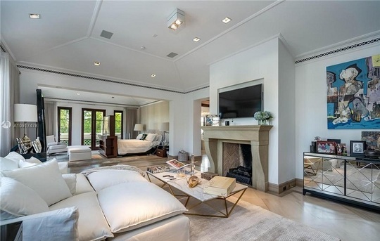 FOTO Cântărețul Marc Anthony vinde pentru 27 de milioane de dolari o vilă din apropiere de Miami