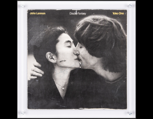 Discul pe care John Lennon l-a semnat pentru cel care avea să îl asasineze, scos la licitație