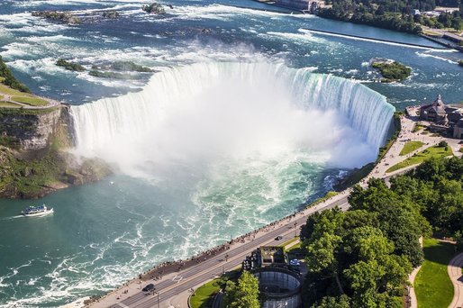 FOTO Cascada Niagara - în culorile drapelului românesc 