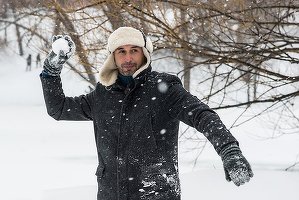 VIDEO Doi tineri englezi, amendați cu 10.000 de lire sterline pentru o bătaie în masă cu bulgări de zăpadă