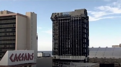 VIDEO Un fost cazinou al lui Donald Trump, demolat prin implozie 