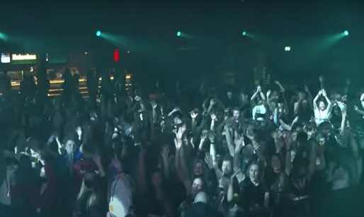 VIDEO Petrecere experiment în Olanda: Oamenii au fost încurajați să ia cu asalt ringul de dans și să cânte, fără mască