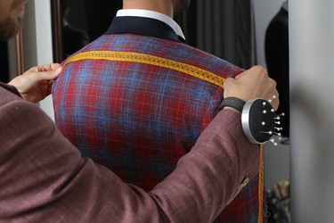 Ce să alegi pentru garderoba ta de business: costumul bespoke sau costumul made to measure?