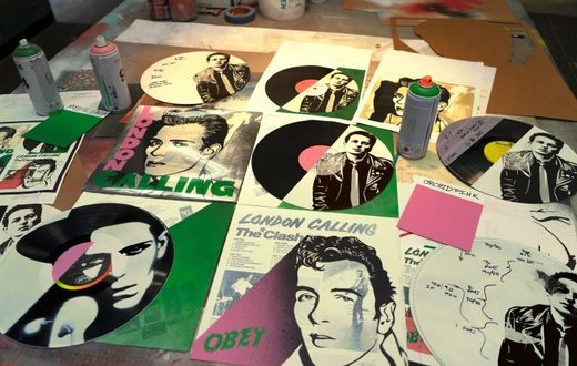 Formațiile Arctic Monkeys, Coldplay, The Who vor scoate la licitație viniluri rare pentru a susține industria muzicală