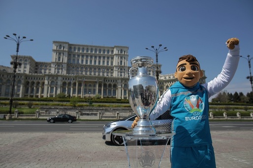 FOTO Trofeul Campionatului European a ajuns în România, fiind plimbat prin Capitală