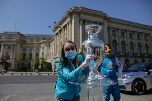 FOTO Trofeul Campionatului European a ajuns în România, fiind plimbat prin Capitală