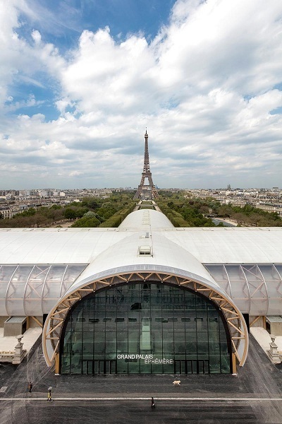 FOTO O clădire de 10.000 de metri pătrați din lemn și sticlă, ridicată în fața Turnului Eiffel 