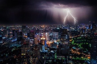 Averse și descărcări electrice în Capitală, timp de trei zile, în special după-amiaza