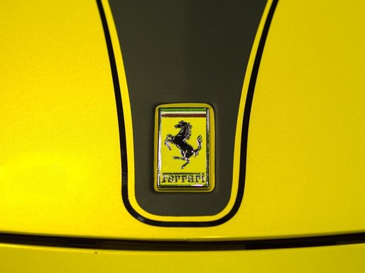 FOTO Ferrari a lansat prima sa colecție vestimentară