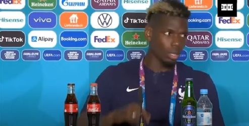VIDEO După ce Cristiano Ronaldo a mutat din fața lui sticlele Coca-Cola, generând căderea acțiunilor gigantului american, francezul Paul Pogba mută Heineken