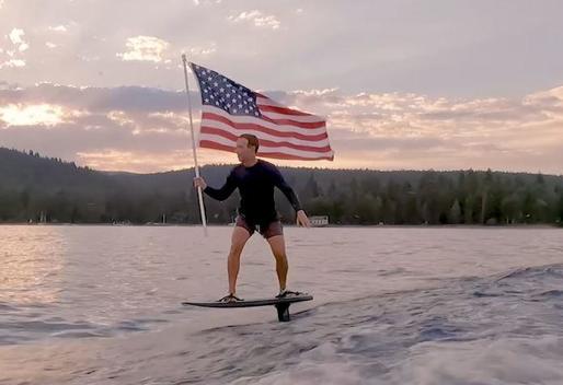 VIDEO Clip postat de CEO-ul Facebook, Mark Zuckerberg, fluturând steagul SUA pe o placă de surf. Val de ironii 