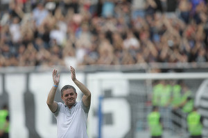 FOTO PREMIERĂ Tricoul unui fost fotbalist român - numărul 7 al lui Marius Lăcătuș - a fost retras. Fostele glorii nu agreează inițiativa