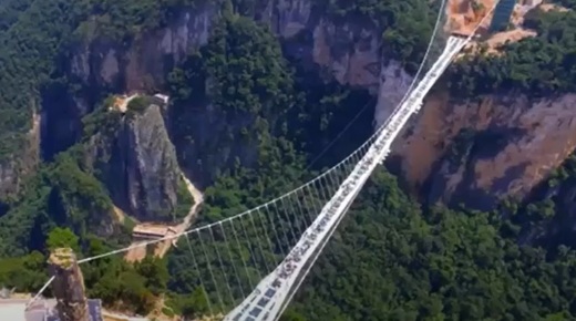 VIDEO Turiștii chinezi au la dispoziție cea mai înaltă platformă de bungee jumping din lume