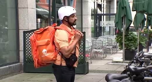 VIDEO Fost ministru al Comunicațiilor în guvernul afgan, cu diplome în IT și Telecom, livrează pe bicicletă mâncare în Germania 