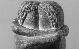 Sculptura „Sărutul” de Brâncuși nu va părăsi Cimitirul Montparnasse din Paris