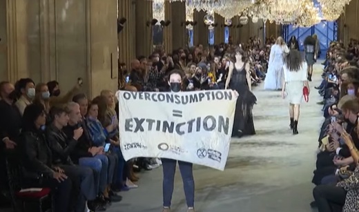 VIDEO Prezentarea colecției Louis Vuitton, perturbată de două activiste infiltrate printre modele