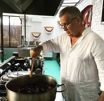 FOTO Mircea Dinescu vrea să-și vândă celebrul pulover