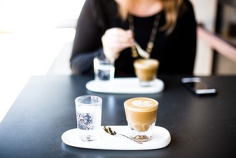 Se scumpesc și micile plăceri: cresc prețurile la cafea, bere, sucuri