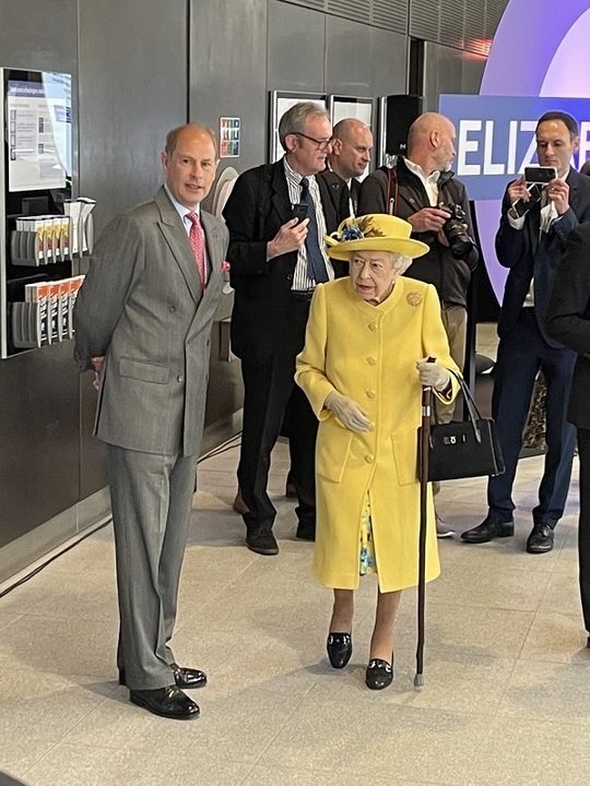 VIDEO&FOTO Regina Elizabeth a II-a a Marii Britanii a inaugurat linia de metrou ce-i poartă numele