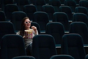 Cinematografele din România au început să își revină după pandemie, dar sunt încă departe de perioada de glorie. Operatorii nu au aproape deloc control, oferta de filme noi este slabă, extinderea Netflix și creșterea rapidă a Disney+ au intensificat concu