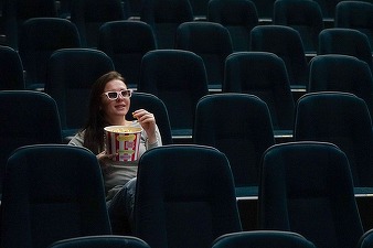 Cinematografele din România au început să își revină după pandemie, dar sunt încă departe de perioada de glorie. Operatorii nu au aproape deloc control, oferta de filme noi este slabă, extinderea Netflix și creșterea rapidă a Disney+ au intensificat concu
