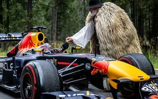 FOTO Un monopost de Formula 1 pe Transalpina, ajuns în mijlocul unei nunți