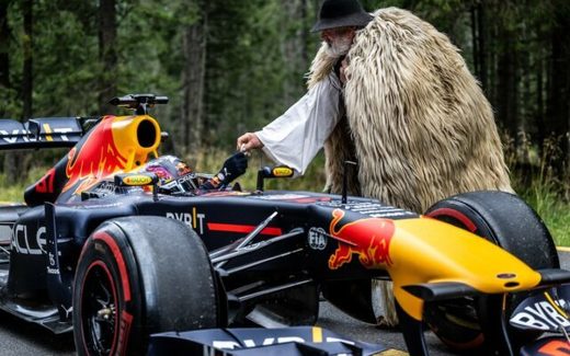 FOTO Un monopost de Formula 1 pe Transalpina, ajuns în mijlocul unei nunți