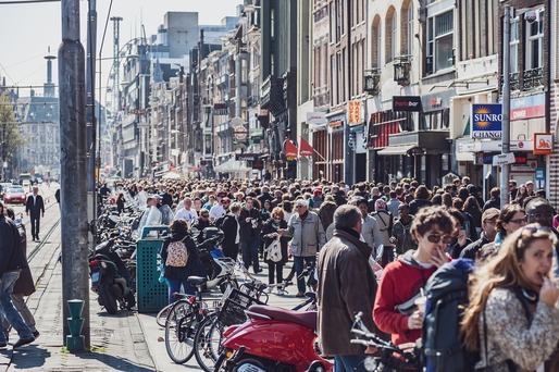 Consumul de marijuana ar putea fi interzis în anumite zone din centrul vechi al orașului Amsterdam