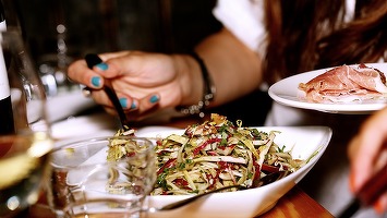 De ce nu există restaurante cu specific romanes, deși romii sunt mai numeroși decât italienii, grecii sau chinezii