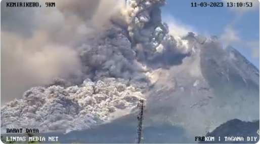 VIDEO Sate acoperite de cenușă după erupția vulcanului Merapi din Indonezia, unul dintre cei mai activi din lume