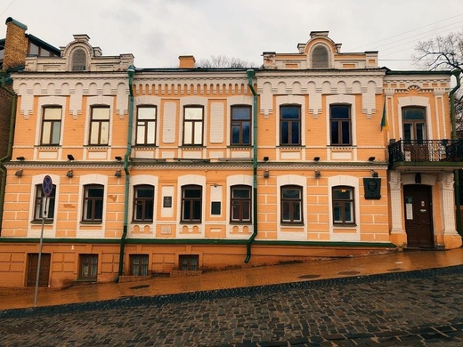 FOTO Placa comemorativă de la Kiev a lui Mihail Bulgakov, autorul capodoperei ”Maestrul și Margareta”, a fost vandalizată, în scopul ”derusificării” 