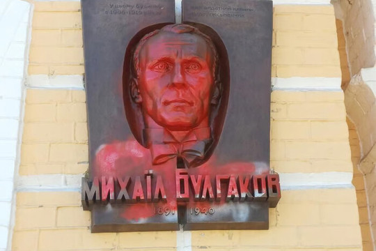 FOTO Placa comemorativă de la Kiev a lui Mihail Bulgakov, autorul capodoperei ”Maestrul și Margareta”, a fost vandalizată, în scopul ”derusificării” 