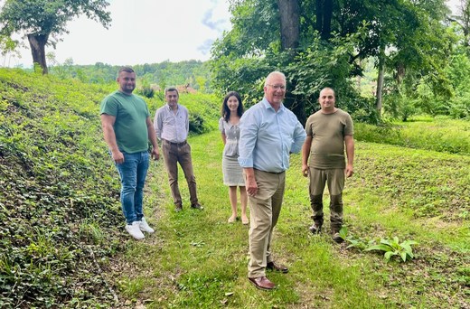 FOTO Grădinarul-șef al Reginei Elisabeta a II-a, aflat în România, a vizitat Domeniul Regal Săvârșin