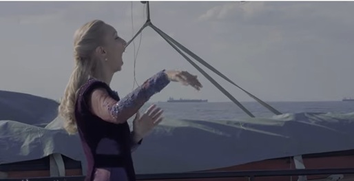 VIDEO PREMIERĂ De Ziua Marinei, Corul Național Madrigal a cântat în largul Mării Negre, la bordul navei amiral