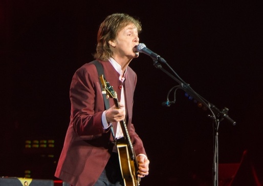 Producătorul german de instrumente Höfner caută prima chitară bass a lui Paul McCartney