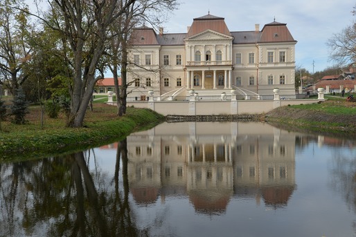 FOTO Castelul Bánffy, construit de una dintre cele mai longevive dinastii nobiliare din Transilvania, a fost restaurat. Domeniul - incendiat de naziști și lăsat fără cărămizi de săteni